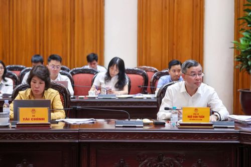 Bộ trưởng Bộ Tài chính Ngô Văn Tuấn và Thứ trưởng Bộ Tài chính Nguyễn Thị Bích Ngọc (bên trái) tham dự cuộc họp. Ảnh: VGP
