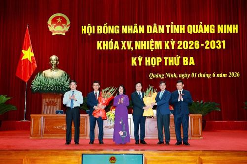 Thường trực Tỉnh ủy và Thường trực HĐND tỉnh Quảng Ninh tặng hoa chúc mừng tân Phó Chủ tịch HĐND tỉnh Nguyễn Hồng Dương và Ủy viên UBND tỉnh, Giám đốc Sở Y tế Bùi Mạnh Hùng. Ảnh: Minh Hà