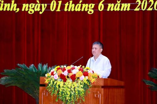 Thư ký kỳ họp trình bày các nghị quyết được thông qua tại kỳ họp. Ảnh: Minh Hà