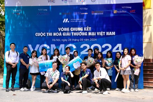 Châu Anh (thứ 5 từ trái qua) tham gia vòng chung kết cuộc thi Hòa giải thương mại Việt Nam. Ảnh: NVCC