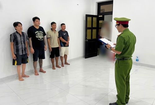 Các đối tượng trong đường dây cá độ bóng đá vừa bị bắt giữ.