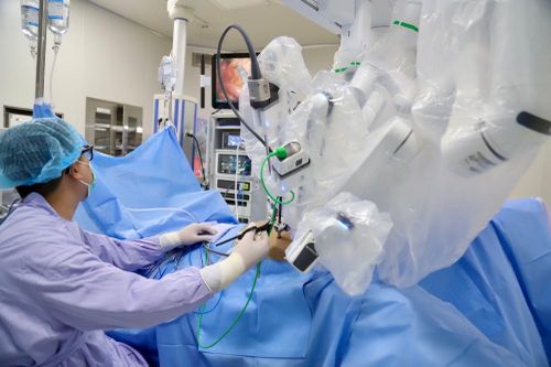 Bác sĩ phẫu thuật cho bệnh nhân ung thư trực tràng.