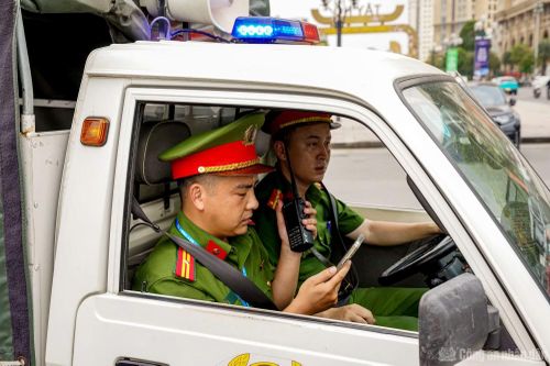 Ngay sau khi nhận được hình ảnh ghi nhận vi phạm, các tổ tuần tra thuộc Phòng Cảnh sát Quản lý hành chính về trật tự xã hội, Phòng CSGT và Công an phường Tây Hồ đã có mặt để nhắc nhở, xử lý theo quy định.