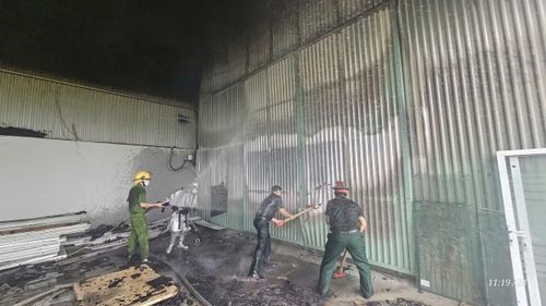 Nhờ sự nỗ lực cao độ của các lực lượng, trưa cùng ngày, đám cháy đã được khống chế.