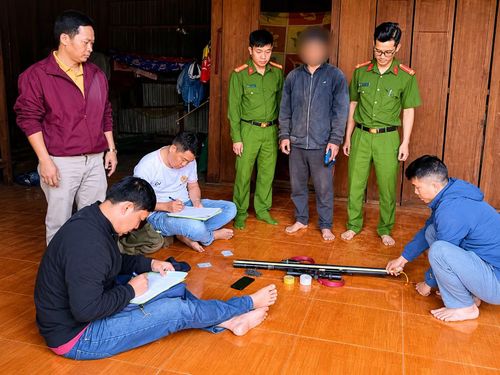 Công an xã Quảng Trực phát hiện, xử lý hành vi tàng trữ trái phép vũ khí quân dụng, thu giữ 1 khẩu súng và 95 viên đạn.