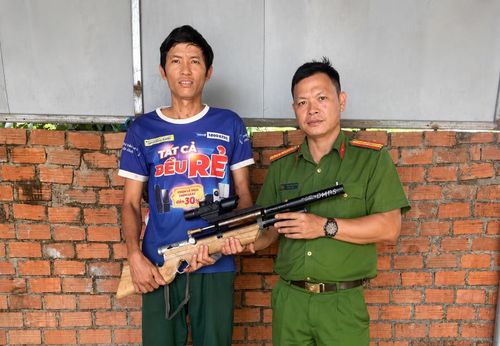 Người dân giao nộp vũ khí cho Công an xã K'rông Nô.