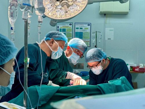 Các bác sĩ mổ lấy khối u khủng tới 20 cm cho bệnh nhân.
