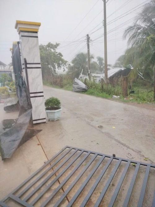 Lốc xoáy cuốn phăng mái tôn và làm đổ cánh cổng của nhà dân.
