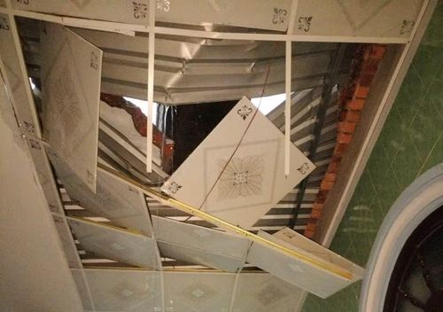 Trần nhà bị lốc xoáy làm hư hỏng nặng.