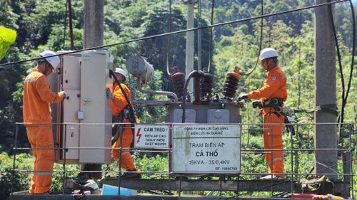 Những người thợ điện của Điện lực Hà Quảngvẫn luôn nỗ lực bảo đảm cấp điện an toàn, ổn định cho người dân vùng cao Lục Khu.