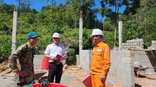 Cán bộ Điện lực Hà Quảng trao đổi, tư vấn người dân sử dụng điện an toàn tiết kiệm. if(window.ads_zones == undefined) window.ads_zones = []; window.ads_zones.push('ccee6b0aa301b9e6879b7daec4b3ecb9') 