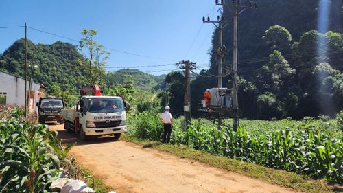 Những người thợ điện Điện lực Hà Quảng vượt hàng chục cây số đường núi để kiểm tra, sửa chữa lưới điện, bảo đảm dòng điện không bị gián đoạn.