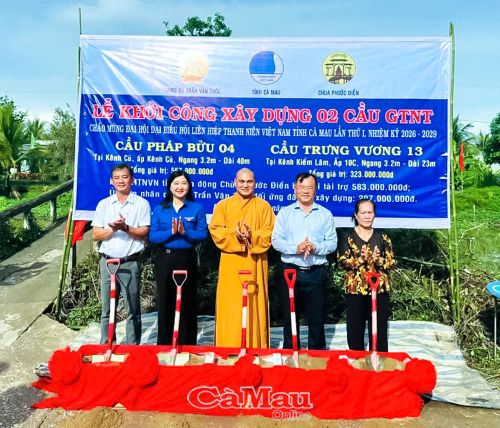 Chị Nguyễn Thị Thúy Duy (thứ hai từ trái sang) tham dự Lễ khởi công cầu giao thông nông thôn tại Xã Trần Văn Thời, chào mừng Ðại hội Hội LHTN Việt Nam tỉnh lần thứ I.