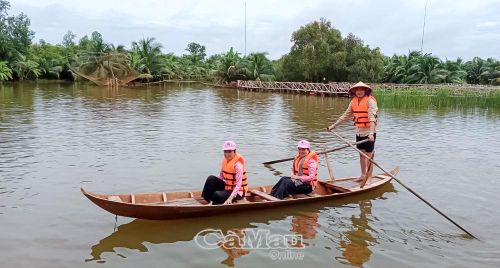 Du khách trải nghiệm chèo xuồng ba lá tại Khu Du lịch sinh thái Cà Mau ECO, xã Ðá Bạc.