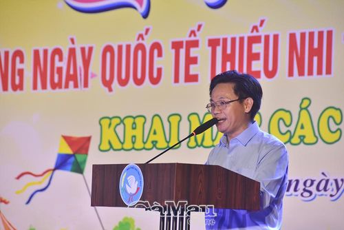 Phó Giám đốc Nhà Thiếu nhi tỉnh Cà Mau Nguyễn Sỹ Nhâm phát biểu tại chương trình.