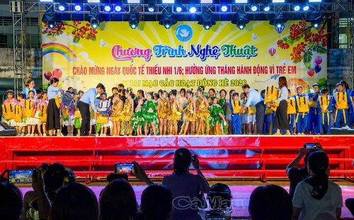 Ban Tổ chức tặng quà cho các em thiếu nhi tham gia biểu diễn và các em đang sinh hoạt tại các câu lạc bộ, lớp năng khiếu, lớp võ thuật.
