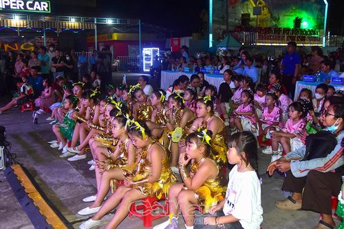 Chương trình thu hút đông đảo thiếu nhi và phụ huynh đến tham dự, cổ vũ, tạo nên không khí rộn ràng, vui tươi.