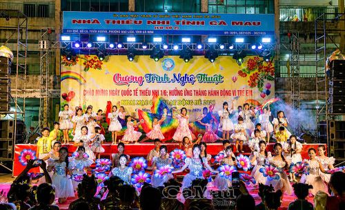 Tiết mục Tốp ca múa liên khúc “Thiếu nhi thế giới liên hoan” và “Trẻ em hôm nay thế giới ngày mai” do các em thiếu nhi CLB Búp Sen Hồng và Chim Sơn Ca biểu diễn.