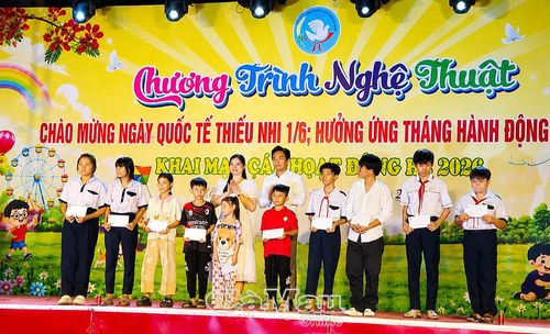 Phó Chủ tịch Hội đồng Đội tỉnh Cà Mau Lê Minh Hải và đại diện đơn vị đồng hành trao học bổng cho các em thiếu nhi có hoàn cảnh khó khăn.