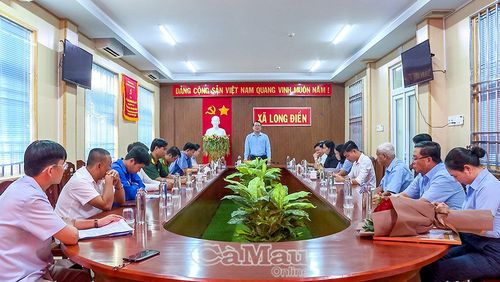 Đồng chí Nguyễn Nam Quân, Bí thư Đảng ủy, Chủ tịch HĐND xã, phát biểu tri ân và chúc mừng đảng viên Nguyễn Văn Giáp.