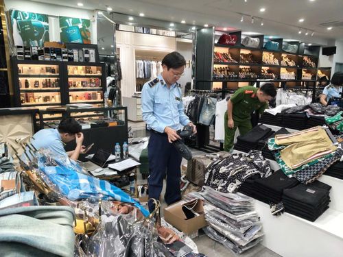 Các vi phạm được phát hiện tập trung chủ yếu ở các nhóm hàng có nhu cầu tiêu dùng lớn như thời trang, phụ kiện, mỹ phẩm, điện tử tiêu dùng.