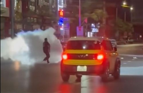 Một người đàn ông sử dụng bình xịt khí CO2 ngăn chặn kẻ côn đồ tấn công người phụ nữ.