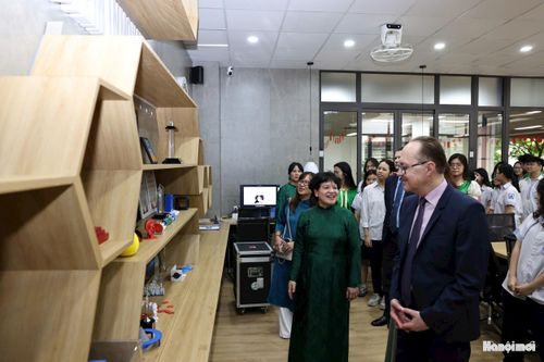 Đoàn công tác của Đại sứ Liên bang Nga tại Việt Nam thăm phòng học STEM của nhà trường. Ảnh: Đại Thắng