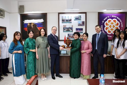 Thầy và trò nhà trường đón nhận món quà ý nghĩa từ ngài Gennady Stepanovich Bezdetko, Đại sứ Đặc mệnh toàn quyền Liên bang Nga tại Việt Nam. Ảnh: Đại Thắng