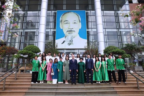 Đoàn công tác chụp ảnh lưu niệm với thầy, trò nhà trường. Ảnh: Đại Thắng