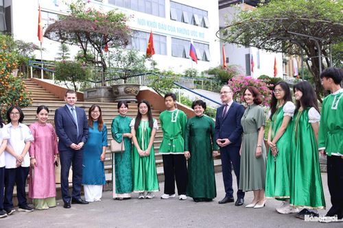 Đoàn công tác thăm quan khuôn viên nhà trường. Ảnh: Đại Thắng