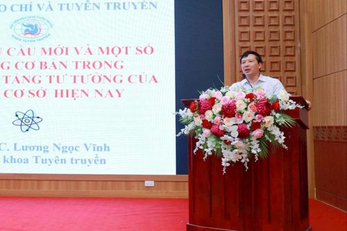 Tiến sĩ Lương Ngọc Vĩnh truyền đạt các nội dung của chuyên đề. Ảnh: Khuất Duyên