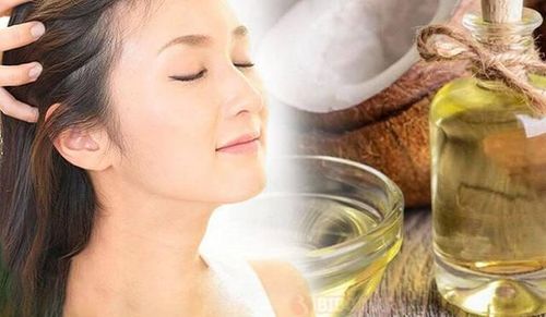 Sau khi tạo kiểu tóc, để hoàn thiện kiểu tóc đẹp và thêm phần óng ả, hãy dùng tinh dầu dưỡng tóc.