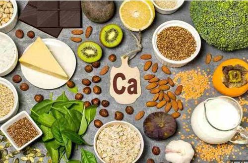 Thực phẩm giàu canxi như đậu nành và đậu phụ, ngũ cốc nguyên hạt, hải sản, các loại hạt, sữa, pho mát, cá hồi, rau xanh, hạnh nhân nhồi, đậu...
