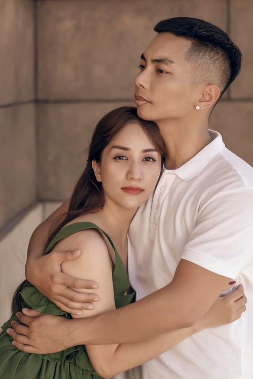 Không chỉ ghi dấu ấn ở các giải đấu chuyên nghiệp, Phan Hiển còn là gương mặt góp phần lan tỏa sức hút của dancesport đến công chúng. Anh thường xuyên xuất hiện trong các chương trình truyền hình, sự kiện văn hóa nghệ thuật và các hoạt động quảng bá bộ môn khiêu vũ thể thao.
