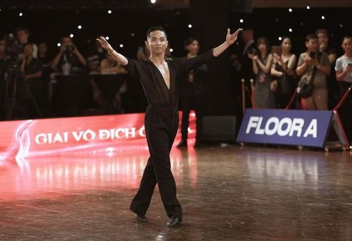 Trong làng thể thao Việt Nam, nhắc đến dancesport không thể không nhắc tới cái tên Phan Hiển – vận động viên tài năng đã góp phần đưa bộ môn khiêu vũ thể thao Việt Nam vươn tầm quốc tế. Với hàng loạt thành tích ấn tượng trong nước và quốc tế, anh được xem là một trong những gương mặt xuất sắc nhất của dancesport Việt Nam suốt hơn một thập kỷ qua.