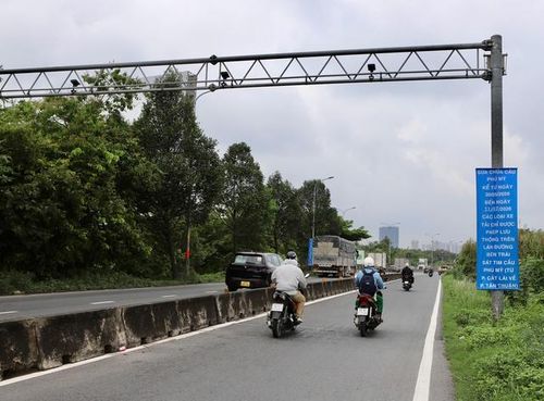 Cơ quan chức năng treo pano thông tin việc sửa chữa cầu Phú Mỹ từ ngày 30/5 đến ngày 1/7.