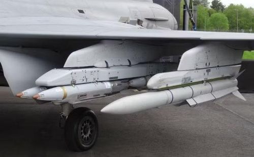 Một số tờ báo thậm chí còn đi xa hơn khi cho rằng tiêm kích Gripen khi được trang bị tên lửa Meteor sẽ đủ sức bắn hạ máy bay Nga trên bầu trời Kursk, trong khi không cần rời khỏi khu vực Kharkiv.