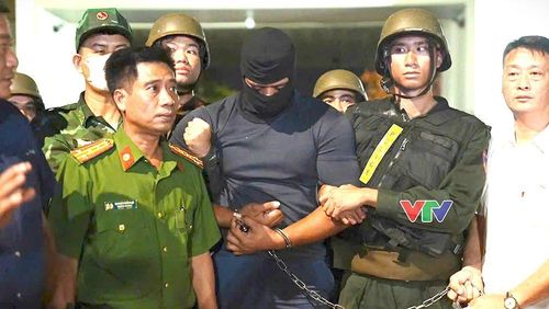 Đối tượng Vaa Vaa (quốc tịch Samoan) gây ra vụ nổ súng tại TPHCM vào tối 21/5 bị lực lượng chức năng áp giải về cơ quan điều tra. Ảnh: CQCA