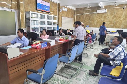 Trung tâm hành chính công xã Vĩnh Phước giải quyết thủ tục hành chính cho nhân dân. Ảnh: Nguyên Du