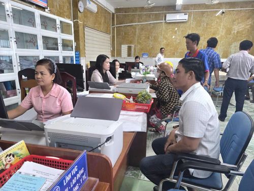 Người dân làm thủ tục hành chính tại Trung tâm Phục vụ hành chính công xã Vĩnh Phước Ảnh: Nguyên Du