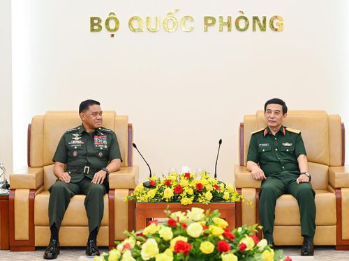 Đại tướng Phan Văn Giang, Phó Thủ tướng, Bộ trưởng Bộ Quốc phòng trao đổi với Đại tướng Romeo Brawner Junior, Tham mưu trưởng Lực lượng vũ trang Philippines - Ảnh: Nguyễn Hoàng