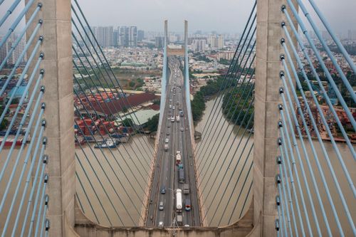 Trong các khung giờ cao điểm buổi sáng và chiều, áp lực giao thông trên cầu Phú Mỹ xuất hiện tình trạng ùn ứ nhẹ bởi đây là tuyến kết nối trực tiếp cảng Cát Lái với khu Nam TP.HCM. Mỗi ngày có hàng chục nghìn lượt phương tiện, trong đó phần lớn là xe tải và container lưu thông qua cầu.