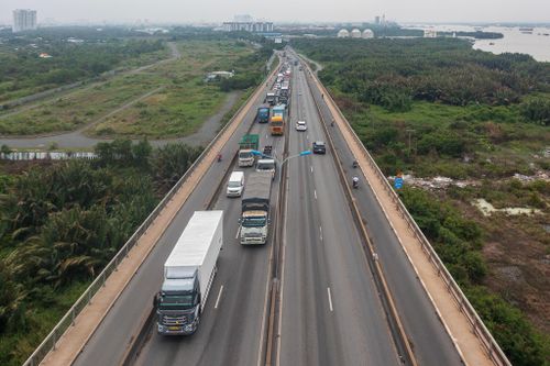 Từ chân cầu phía cảng Cát Lái, dòng xe container, xe tải liên tục đổ về. Các phương tiện di chuyển chậm hơn khi lên cầu nhưng chưa xảy ra tình trạng ùn tắc kéo dài. Nhiều tài xế chủ động giữ khoảng cách và giảm tốc độ khi đi qua khu vực công trường.