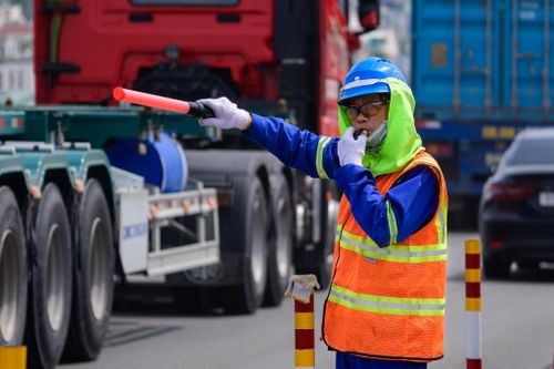Tại hai đầu công trường, nhân viên điều tiết được bố trí túc trực liên tục nhằm hỗ trợ phương tiện lưu thông an toàn.