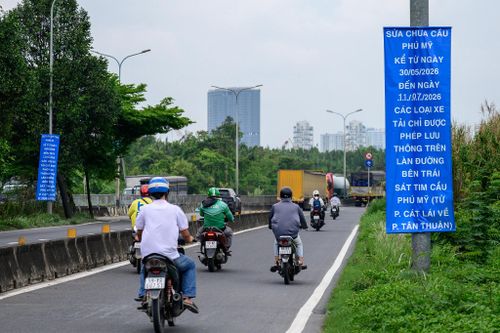 Cơ quan chức năng lắp đặt bảng thông tin tại khu vực dẫn lên cầu Phú Mỹ để tài xế nắm thời gian thi công, phạm vi rào chắn và phương án lưu thông trong thời gian sửa chữa và khuyến cáo người dân chủ động lựa chọn lộ trình phù hợp trong thời gian thi công.