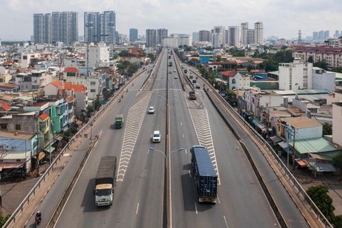 Tại khu vực chân cầu phía phường Tân Thuận, nhờ hệ thống biển báo từ xa và các lộ trình thay thế được công bố trước đó, nhiều tài xế đã chủ động lựa chọn hướng đi phù hợp, giúp giảm áp lực cho khu vực thi công.