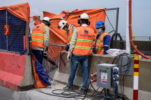 Các nhóm công nhân chia ca làm việc nhằm đẩy nhanh tiến độ, hạn chế ảnh hưởng đến hoạt động giao thông trên tuyến đường huyết mạch của thành phố.