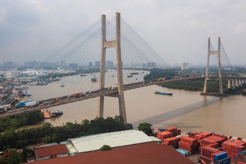 Cầu Phú Mỹ được đưa vào khai thác năm 2009 với tổng vốn đầu tư hơn 2.000 tỷ đồng. Từng là cầu dây văng có nhịp chính lớn nhất Việt Nam, công trình đóng vai trò quan trọng trong mạng lưới giao thông đô thị TP.HCM, đặc biệt là kết nối tuyến Vành đai 2 với khu vực cảng biển phía Đông thành phố.