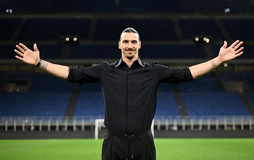 Ibrahimović được xem là một trong những tiền đạo vĩ đại nhất thế hệ của mình, đồng thời là huyền thoại bóng đá Thụy Điển. Zlatan giải nghệ năm 2023, ở tuổi 41, sau mùa giải 2022/23 trong màu áo AC Milan. Sau khi chia tay bóng đá chuyên nghiệp, Ibrahimović vẫn hiện diện trong môn thể thao này thông qua vai trò cố vấn. Sắp tới, cựu tiền đạo người Thụy Điển xác nhận sẽ gia nhập đội ngũ bình luận của FOX Sports tại World Cup 2026. Điều này đồng nghĩa khán giả Mỹ vẫn có thể gặp lại “sư tử” tại giải đấu lớn nhất hành tinh, ngay cả khi tuyển Thụy Điển không vượt qua vòng play-off để giành vé tham dự. Ảnh: Reuters.