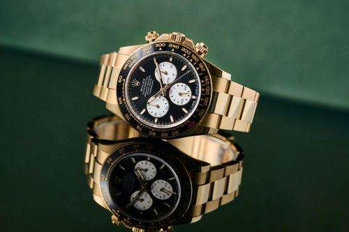 Mẫu đồng hồ này được Rolex giới thiệu nhằm kỷ niệm 100 năm giải đua 24 Hours of Le Mans, một trong những sự kiện đua xe bền bỉ danh giá nhất thế giới. Phiên bản Daytona “Le Mans” nổi bật với bộ vỏ vàng, vành bezel Cerachrom màu đen cùng mặt số gợi nhắc tinh thần đường đua. Daytona “Le Mans” cũng là một trong những mẫu đồng hồ được nhiều nhân vật thể thao yêu thích. Trước Zlatan, phiên bản này từng xuất hiện trên cổ tay David Beckham, tiền đạo tuyển Anh Harry Kane và cầu thủ Marcus Rashford. Trên thị trường thứ cấp, mẫu đồng hồ này có giá trị ước tính khoảng 175.000-235.000 USD. Ảnh: Hodinkee.